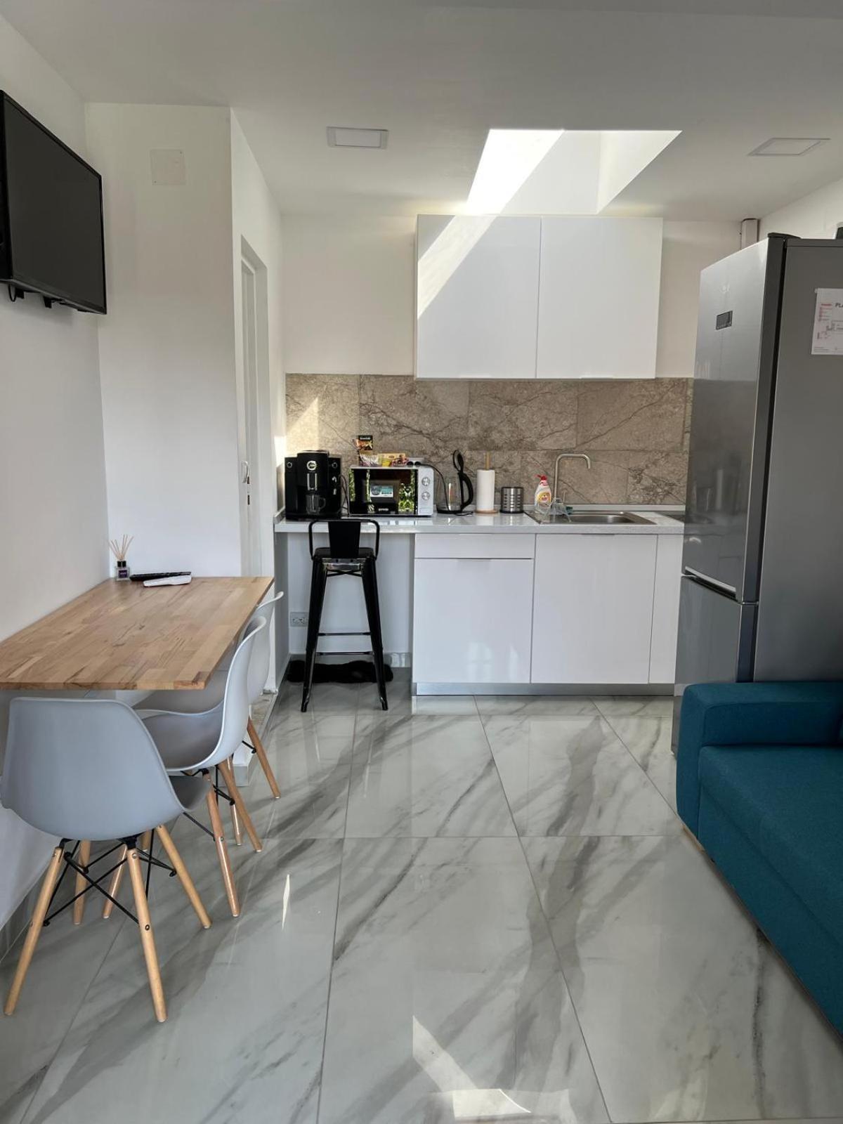 Luxus Cluj Airport Apartments Luaran gambar