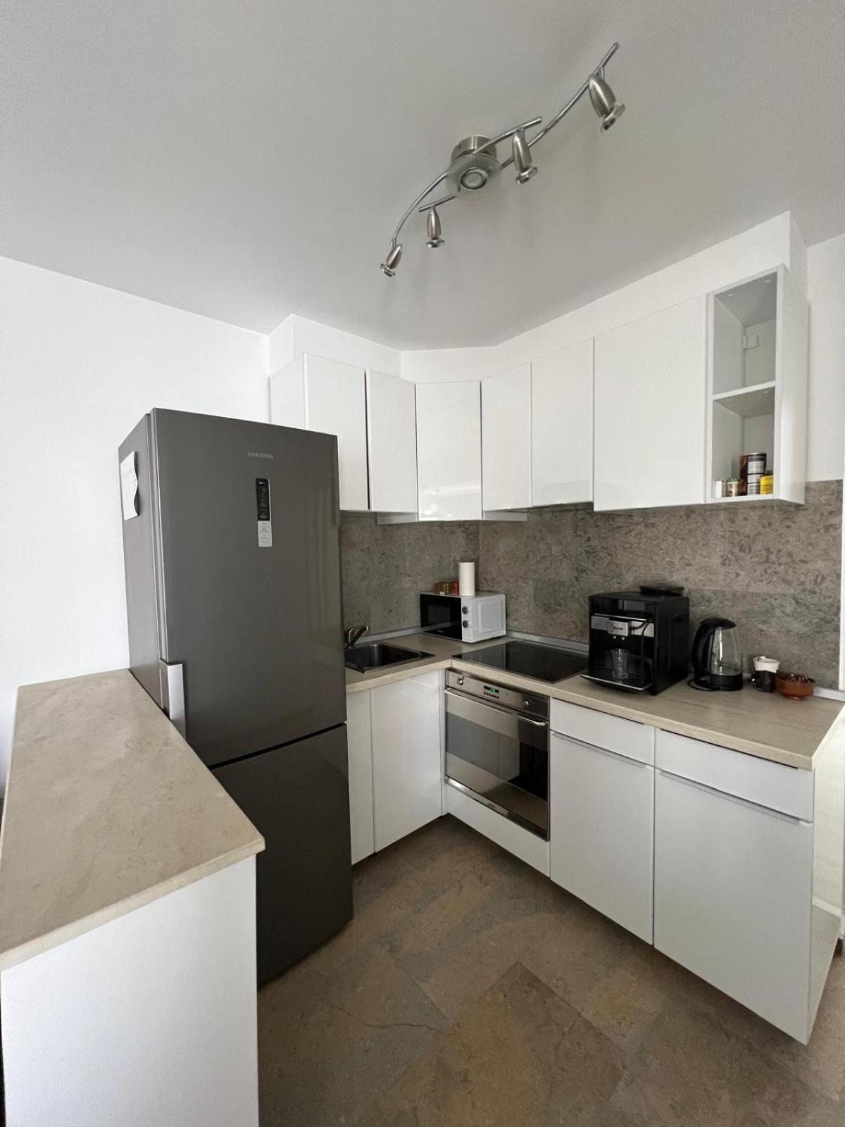 Luxus Cluj Airport Apartments Luaran gambar