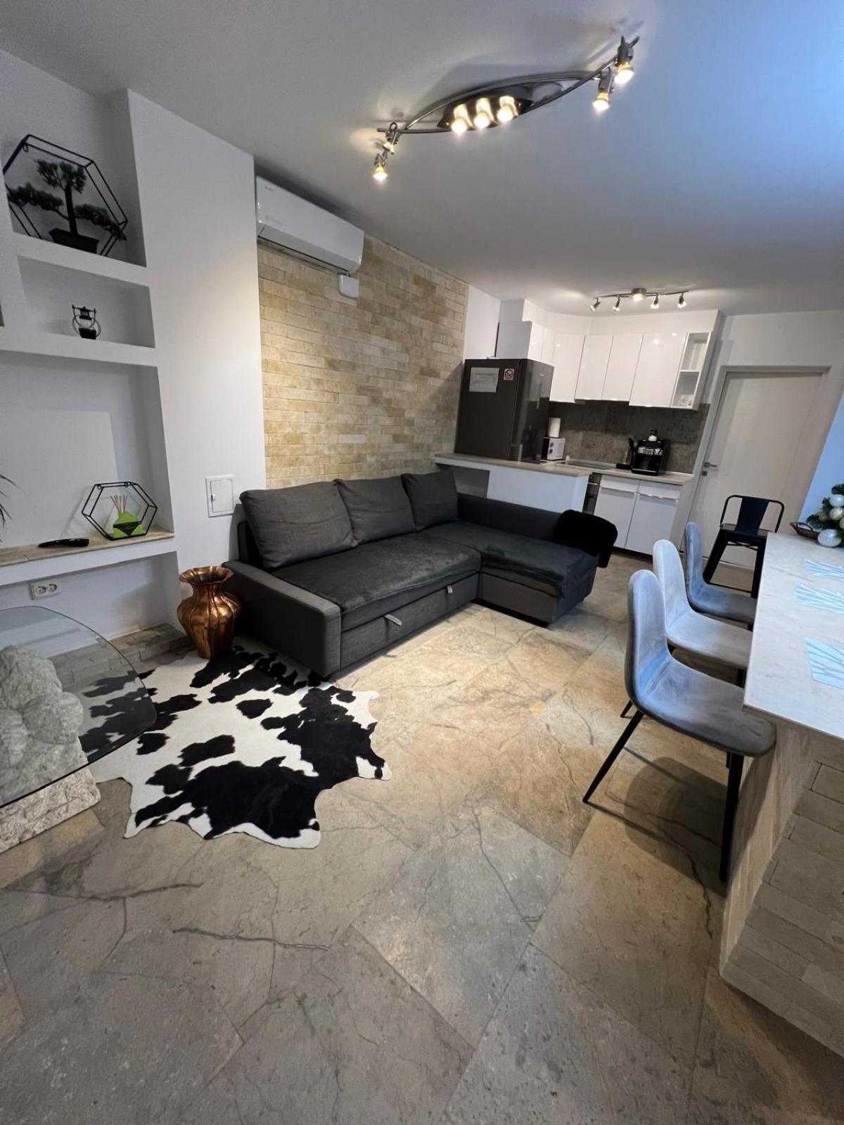 Luxus Cluj Airport Apartments Luaran gambar